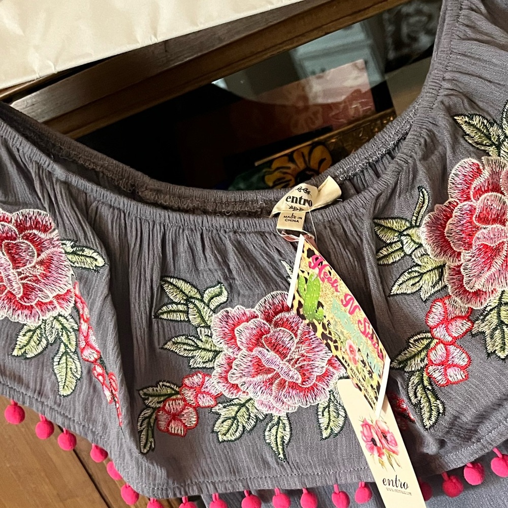 Off the shoulder embroidered top perfect for Mexican heritage month. Never worn.
